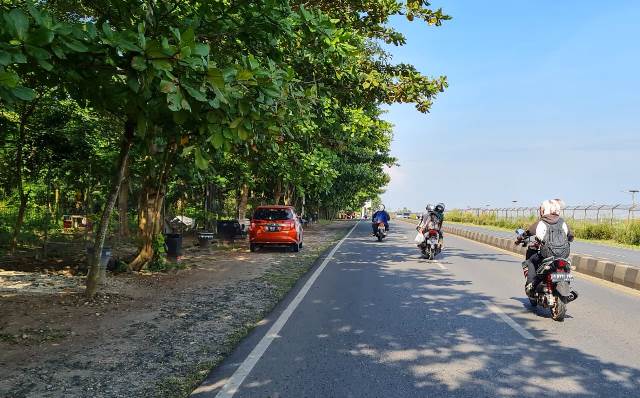 Nampak tidak ada lagi pedagang yang berjualan di depan Bandara Syamsuddin Noor, Selasa (8/11/2022). (Sumber Foto: Ari/Koranbanjar.net)