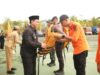 Bupati Tanah Bumbu Zairullah Azhar menyerahkan simbolis peralatan pendukung siaga bencana kepada Tim Gabungan Siaga Bencana, Selasa (15/11/2022). (Sumber Foto: Kominfo Kabupaten Tanah Bumbu/Koranbanjar.net)