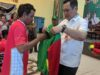 Wali Kota Banjarbaru Memasangkan Jaket Secara Simbolis Saat Pelepasan Kontingen Perparprov Kota Banjarbaru di Gedung Bina Satria Banjarbaru, Rabu (16/11/2022). (Sumber Foto: Ari/Koranbanjar.net)