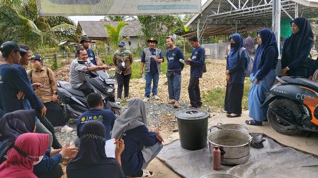 Praktek pelatihan pengolahan pakan itik, Kamis (10/11/2022) di Tanah Bumbu. (Sumber Foto: Tim Humas SMK PP Negeri Banjarbaru/Koranbanjar.net)