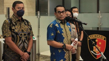 Andi Rian saat masih menjabat Dirtipidum Bareskrim Polri dengan pakaiannya yang mentereng. (Foto: CNN/Antara)