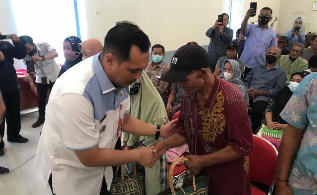 Wali Kota Banjarbaru Aditya Mufti Ariffin menyerahkan bantuan sembako kepada masyarakat terdampak inflasi, Rabu (23/11/2022). (Sumber Foto: Ari/Koranbanjar.net)