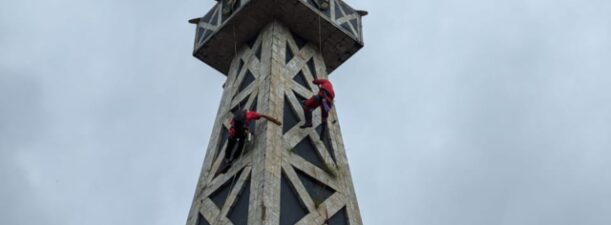 Tugu Obor Terlihat Kotor, Vertical Rescue Tabalong Turun Tangan Membersihkan