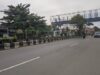Tampak pagar besi berada di media jalan di Jalan A.Yani Km 34 untuk maksimalkan JPO. (Sumber Foto: Ari/Koranbanjar.net)