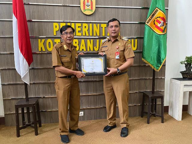 Wali Kota Banjarbaru menerima penghargaan dari Dinas Tenaga Kerja Provinsi Kalimantan Selatan, Senin (28/11/2022). (Sumber Foto: Media Center Banjarbaru/Koranbanjar.net)