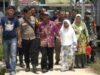 SIP angkatan 48 WTA melakukan bakti sosial bedah rumah milik pasangan suami istri Maslan dan Salasia, Minggu(30/10/2022). (foto: koranbanjar.net)