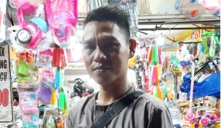 Zainal Arifin, Penjual mainan anak di Toko 3S Jalan KS Tubun Banjarmasin. (Foto: Leon/Koranbanjar.net)