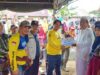 Sekdaprov Kalsel Roy menyerahkan bantuan hibah keagamaan sebesar Rp100 juta di Desa Bulayak, Kecamatan Hantakan, Kabupaten Hulu Sungai Tengah, Sabtu (5/11/2022) siang. (Sumber Foto: Adpim Setdaprov Kalsel/koranbanjar.net)