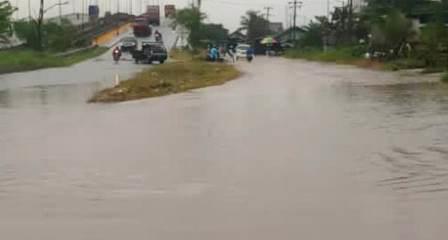 Jalan tertutup air di Jalan Lingkar Selatan Banjarmasin. Akibat diguyur hujan lebat sangat berbahaya karena ada lubang di dalamnya, Jumat (4/11/2022). (Foto: Koranbanjar.net)