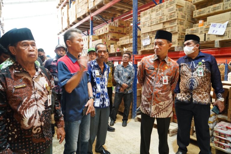 Sekda Tanah Bumbu (Tanbu)  H Ambo Sakka monitoring dan evaluasi harga dan ketersedian barang di pasaran, Kamis (15/12/2022). (Sumber Foto: Kominfo Kabupaten Tanah Bumbu/Koranbanjar.net)