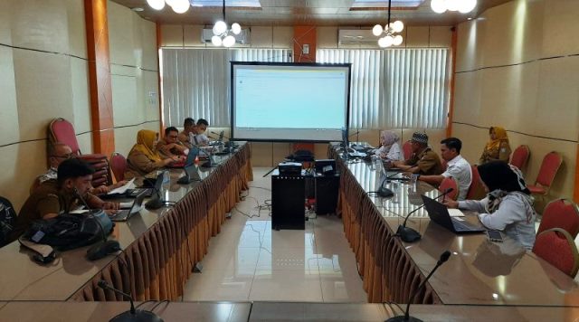 Monev lintas SKPD oleh Bappedalitbang Kabupaten Banjar melalui Bidang Pemerintahan dan Pembangunan Manusia di aula setempat. (Sumber Foto: Bappedalitbang Kabupaten Banjar/Koranbanjar.net)