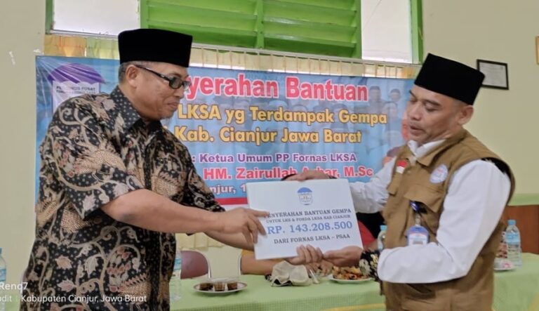 Fornas LKSA menyerahkan bantuan dana sebesar Rp143.208.500 kepada Forum Daerah (Forda) LKSA Kabupaten Cianjur dan 7 LKSA yang terdampak gempa bumi di sana, Kamis (1/12/2022). (Sumber Foto: Kominfo Kabupaten Tanah Bumbu/Koranbanjar.net)