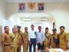 Anggota DPRD Kabupaten Banjar Ahmad Sarwani dan Pihak Kecamatan Telaga Bauntung di PT PLN Kalselteng, Senin (5/12/2022). (Sumber Foto: Fb Ahmad Sarwani)
