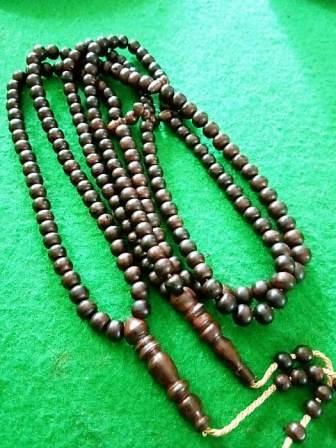 Tasbih dari bahan kayu langka, kayu gaharu asli dari Kalteng. Foto: Koranbanjar,net)