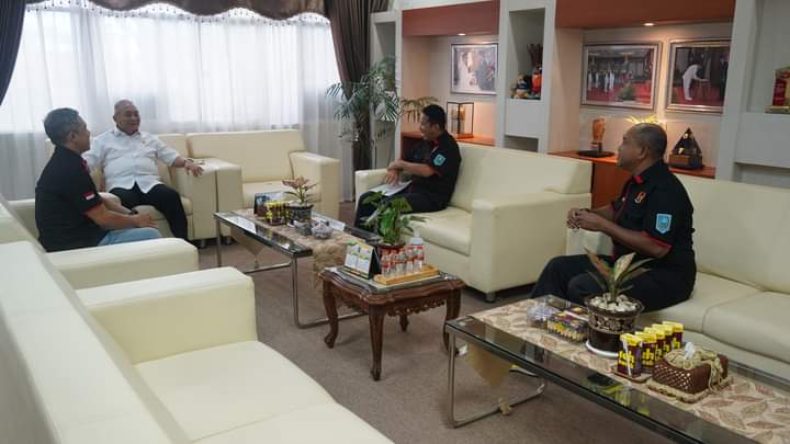 KONI Hulu Sungai Selatan sambangi Bupati di ruang kerjanya untuk berterimakasih kepada Bupati terkait pelaksanaan Porprov. (Foto: Kominfo HSS)