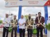 Pemotongan Untaian bunga melati tanda dibukanya SPBU Satu Harga di Bumi Rakat Mufakat. (Foto: Kominfo HSS)