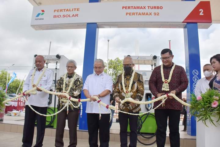 Pemotongan Untaian bunga melati tanda dibukanya SPBU Satu Harga di Bumi Rakat Mufakat. (Foto: Kominfo HSS)