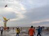 Bupati Kotabaru Sayed Jafar saat menerbangkan Layang-layang dalam Kite festival 2022 di Siring Laut. (Sumber Foto: Cah/Koranbanjar.net)