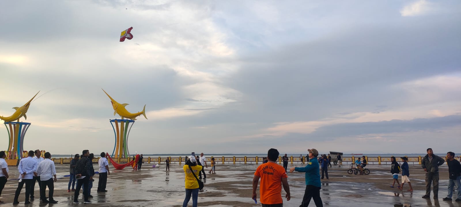 Bupati Kotabaru Sayed Jafar saat menerbangkan Layang-layang dalam Kite festival 2022 di Siring Laut. (Sumber Foto: Cah/Koranbanjar.net)