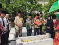 Bupati Anang Bersama Jajaran Ziarahi Makam Penuntut Tabalong