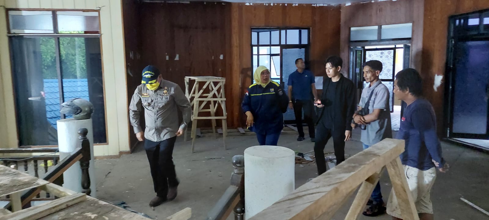 Bupati Kotabaru Sayed Jafar saat meninjau pembangunan Wisma Saijaan (Sumber Foto: Diskominfo Kotabaru/Koranbanjar.net)