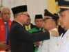 Bupati Kotabaru saat menyematkan pangkat kepada Camat saat pelantikan dan pengambilan sumpah jabatan. (Sumber Foto: Koranbanjar.net)