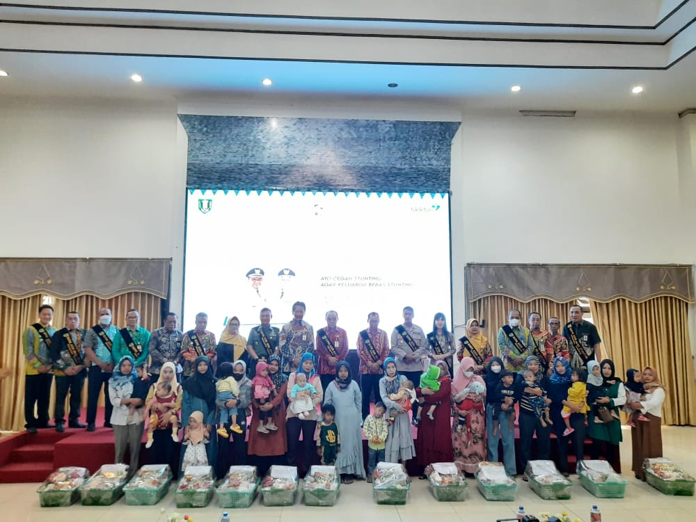 Pemberian paket makanan bergizi dari Pemkab Tabalong kepada ibu hamil dan menyusui dalam rangka menekan angka stunting. (Foto: Arif/Koranbanjar.net)