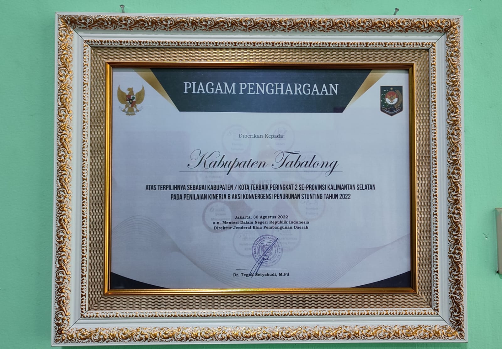Piagam penghargaan di terima Kabupaten Tabalong sebagai terbaik peringkat 2 penurunan stunting tahun 2022 dari Mendagri RI. (Foto: Arif/Koranbanjar.net)