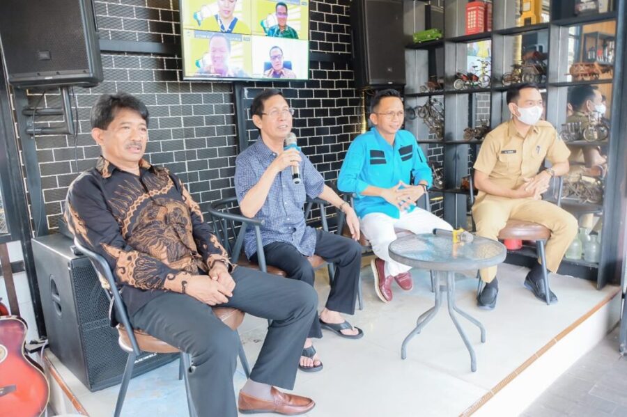 Ketua Komisi III DPRD Kalimantan Selatan, Hasanuddin Murad (dua kiri) menggelar Sosper tentang keterbukaan informasi publik dalam penyelenggaraan pemerintahan daerah Provinsi Kalsel di Despacito Cafe, Marabahan, Selasa (6/12/2022). (Foto: Humas DPRD Kalsel/Koranbanjar.net)