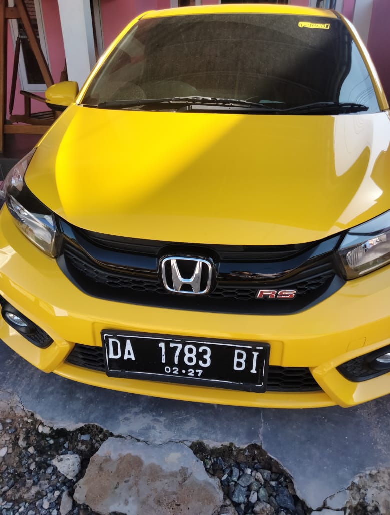 Mobil Honda Brio DA 1783 BI saat masih parkir di teras halaman rumah NH sebelum hilang. (Foto: Dok. Koranbanjar.net)
