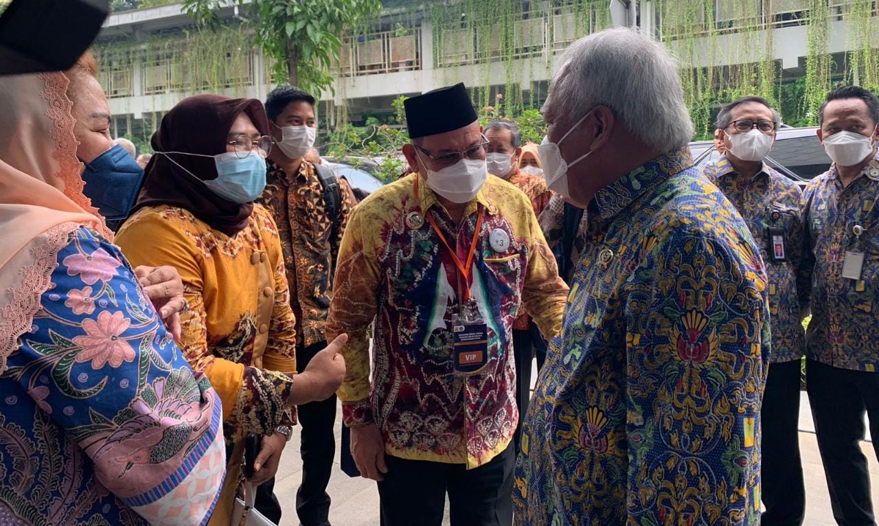 Bupati Kotabaru berbincang-cang dengan pihak PUPR RI (Sumber Foto: Diskominfo Kotabaru/Koranbanjar.net)
