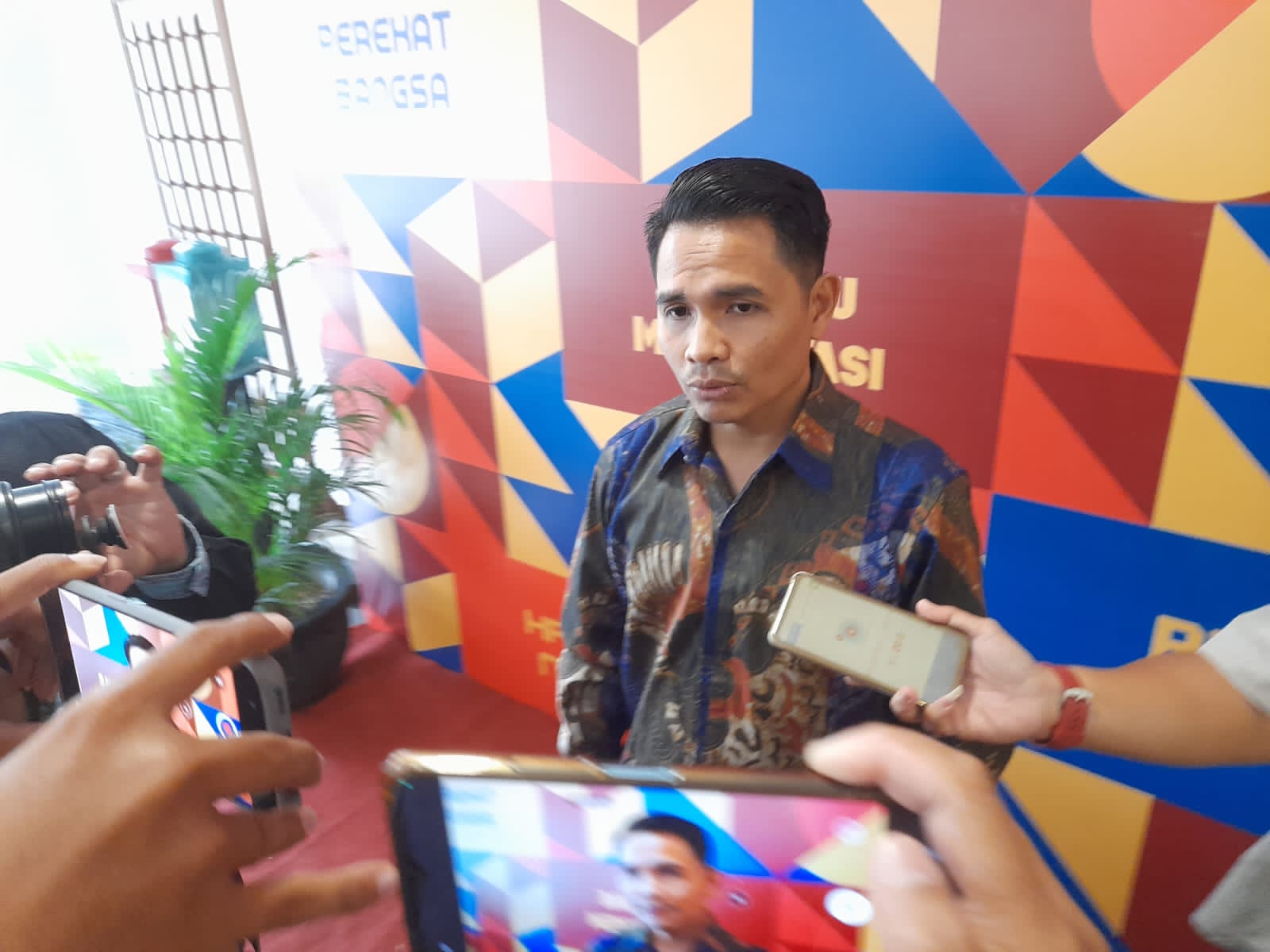 Ketua Bawaslu Provinsi Kalimantan Selatan, Azhar Ridhanie saat wawancara dengan awak media di Hotel Rattan Inn Banjarmasin. (Foto: Koranbanjar.net)