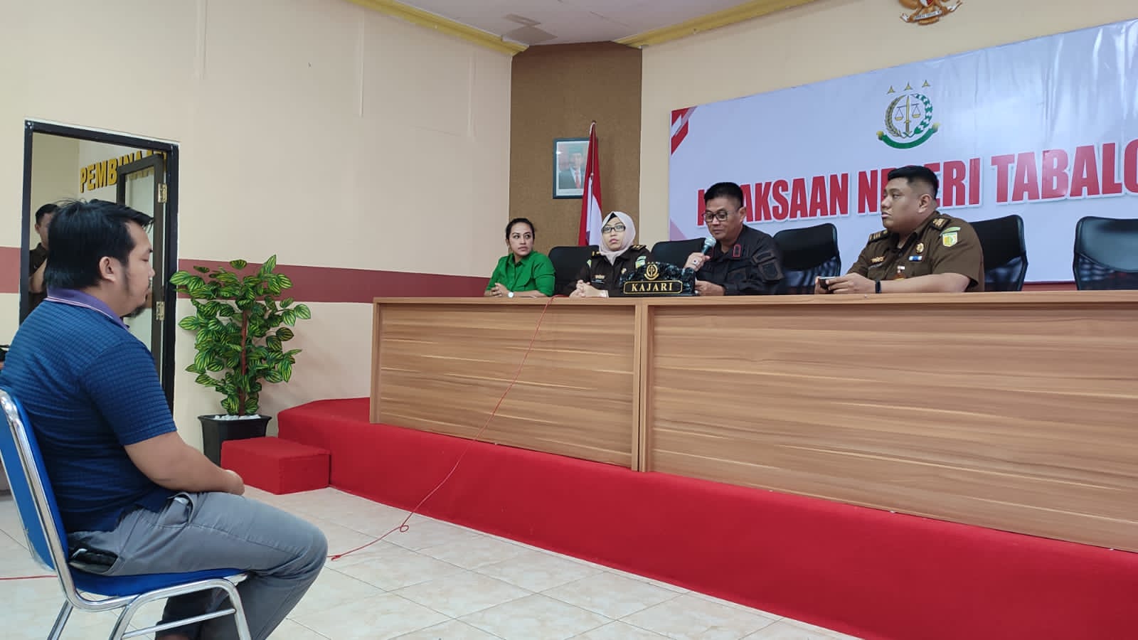 Abdul Rahman terduga pelaku lakantas menerima restorative justice dari Kejari Tabalong. (Foto: Arif/Koranbanjar.net)