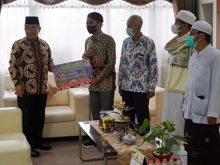 Bupati serahkan dana beasiswa untuk pelajar yang akan menuntut ilmu di Yaman dan Mesir. (Foto: Kominfo HSS)