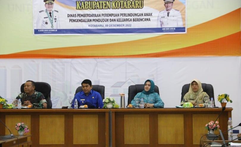 Wakil Bupati Beserta Ketua TP PKK Kotabaru saat sosialisasi penanganan kasus stunting. (Sumber Foto: Diskominfo Kotabaru/Koranbanjar.net)