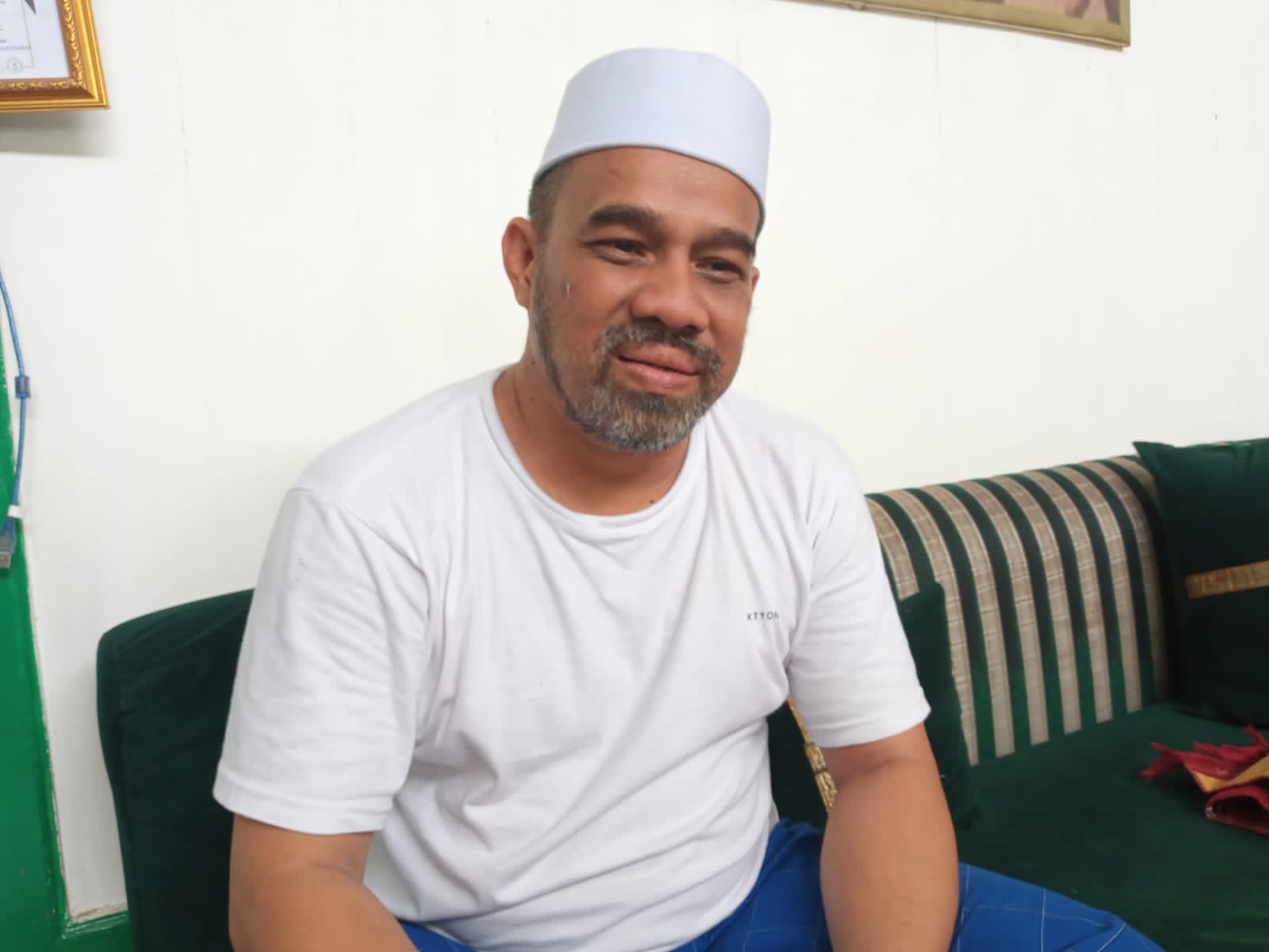 Buyut Habib Hamid bin Abbas Bahasyim (Habib Basirih), Habib Faturrahman Bahasyim saat wawancara dengan media ini di kediamannya di Jalan Keramat Basirih Banjarmasin, Minggu (11/12/2022). (Foto: Leon/Koranbanjar.net)