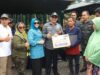 Bupati Kotabaru dengan didampingi Ketua TP PKK dan DPRD saat menyerahkan Bansos secara simbolis kepada Masyarakat (Sumber Foto: Diskominfo Kotabaru/Koranbanjar.net)