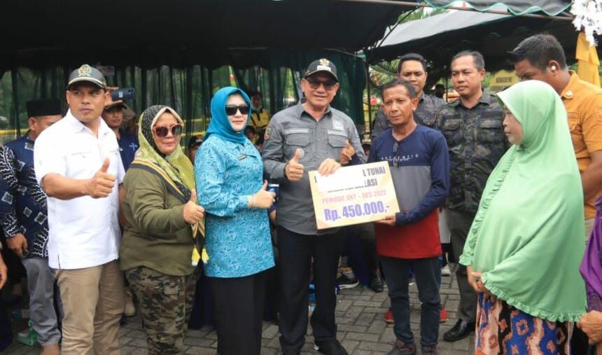 Bupati Kotabaru dengan didampingi Ketua TP PKK dan DPRD saat menyerahkan Bansos secara simbolis kepada Masyarakat (Sumber Foto: Diskominfo Kotabaru/Koranbanjar.net)