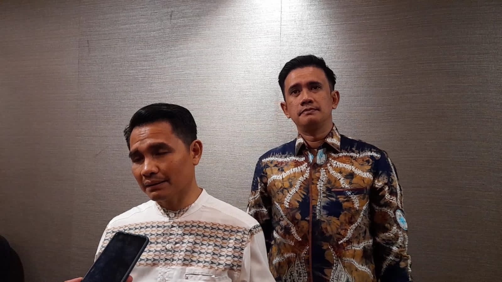 Ketua Bawaslu Provinsi Kalimantan Selatan, Azhar Ridhanie didampingi Koordinator Divisi Hukum dan Penyelesaian Sengketa, Doddy saat wawancara di Hotel Nasa Banjarmasin, Minggu (11/12/2022). (Foto: Leon/Koranbanjar.net)