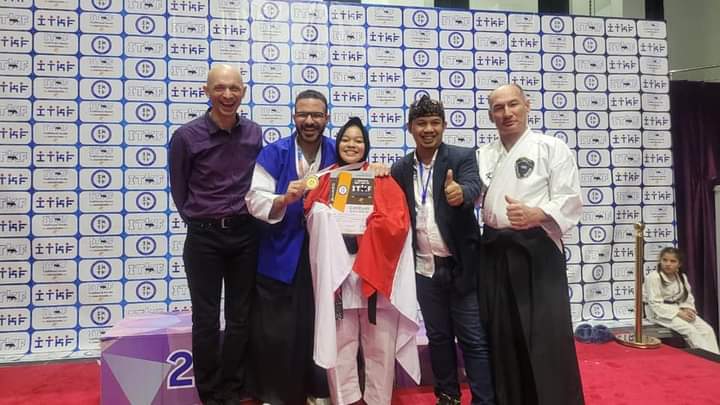 Devia saat mendapatkan medali emas di ajang kejuaraan Asia Ocenia di Uzbekistan. (Foto: Devia/Koranbanjar.net)
