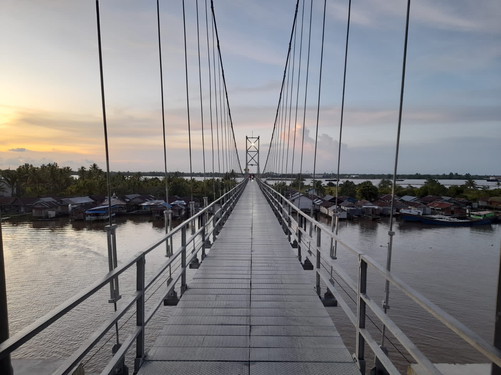 Jembatan Ekowisata Pulau Bromo Banjarmasin sangat bertolak belakang dengan kehidupan pembangunan Kampung Pulau Bromo. (Foto: Leon/Koranbanjar.net)