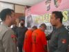 Dua pelaku spesialis pembobol rumah di Kotabaru saat dihadirkan di pers rilis Polres Kotabaru. (Sumber Foto: Cah/Koranbanjar.net)