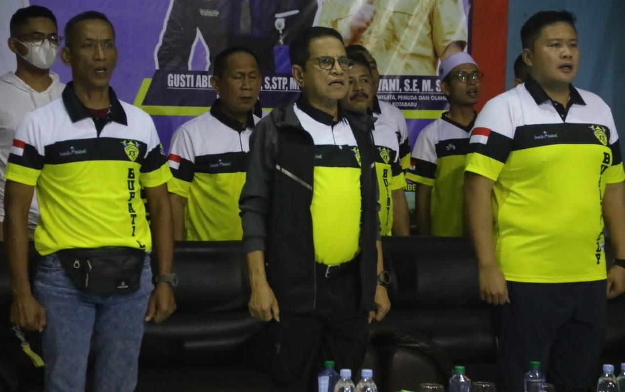 Sekretariat Daerah Kotabaru dengan didampingi Kapolres serta Pelaksana Lanal Kotabaru saat menghadiri pembukaan Bupati Cup Futsal Competition. (Sumber Foto: Diskominfo Kotabaru/Koranbanjar.net)