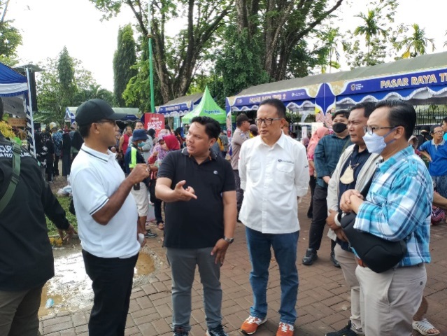 Sekretaris Daerah Provinsi Kalsel (Sekdaprov) Kalimantan Selatan (Kalsel) Roy Rizali Anwar meninjau kegiatan Pasar Raya TPID 2 di halaman Kantor Gubernur Kalsel, Banjarmasin, Minggu (18/12/2022) pagi. (Sumber Foto: Adpim Setdaprov Kalsel/Koranbanjar.net)