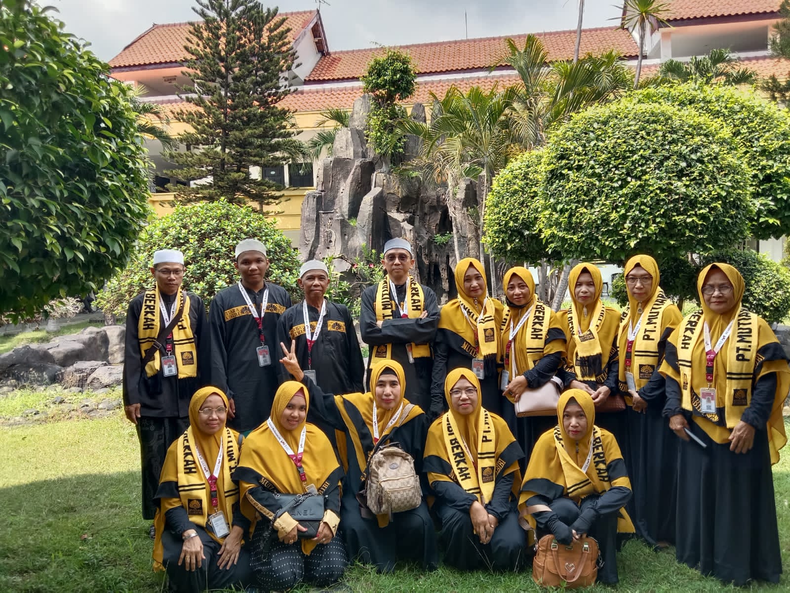 Ustaz Hilman Zuhri bersama calon jemaah umrah Mutiara Habibi Berkah di Hotel Sinar 2 Surabaya, Senin (19/12/2022). (Foto: Leon/Koranbanjar.net)