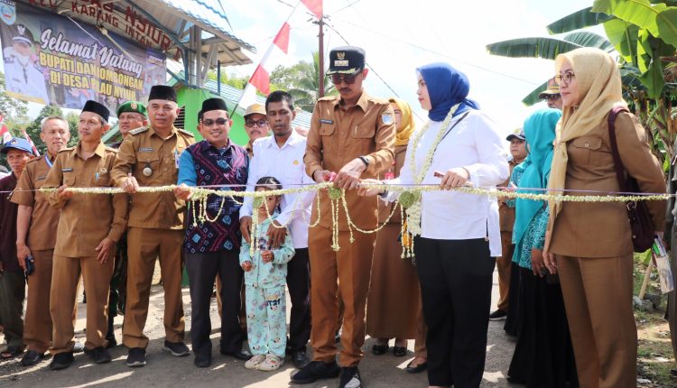 Ketua Komisi III DPRD Kabupaten Banjar Mulkan (baju sasirangan) turut menghadiri peresmian jalan Desa Pulau Nyiur, Selasa (20/12/2022). (Sumber Foto: Kominfo Kabupaten Banjar/Koranbanjar.net)