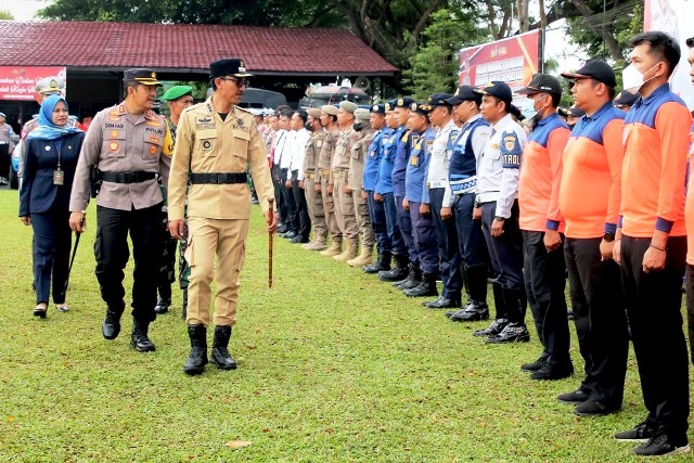 Bupati Banjar H Saidi Mansyur periksa kesiapan pasukan Lilin Intan Tahun 2022, di halaman Mapolres Banjar, Kamis (22/12/2022) pagi. (Sumber Foto: Kominfo Kabupaten Banjar/Koranbanjar.net)