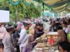 Kepala Diskopukmperindag Tabalong bersama jajaran PN Tanjung meninjau langsung pelaksanaan pasar murah. (Foto: Arif/Koranbanjar.net)