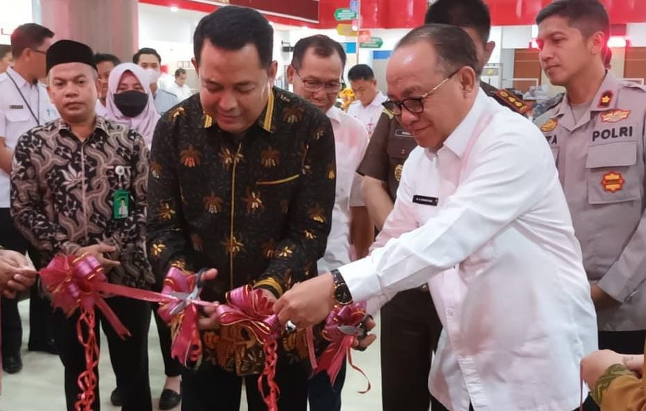 Kakanwil BPN Kalsel, Alen Saputra bersama Bupati Tabalong, Anang Syakhfiani memotong pita tanda dibuka loket kantor pertanahan di MPP Tabalong. (Foto: Arif/Koranbanjar.net)
