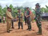 Bupati Tabalong, Anang Syakhfiani mendampingi Brigjen TNI Sugeng Hartono dari Mabes TNI AD saat meninjau lokasi pelaksanaan TMMD. (Foto: Arif/Koranbanjar.net)
